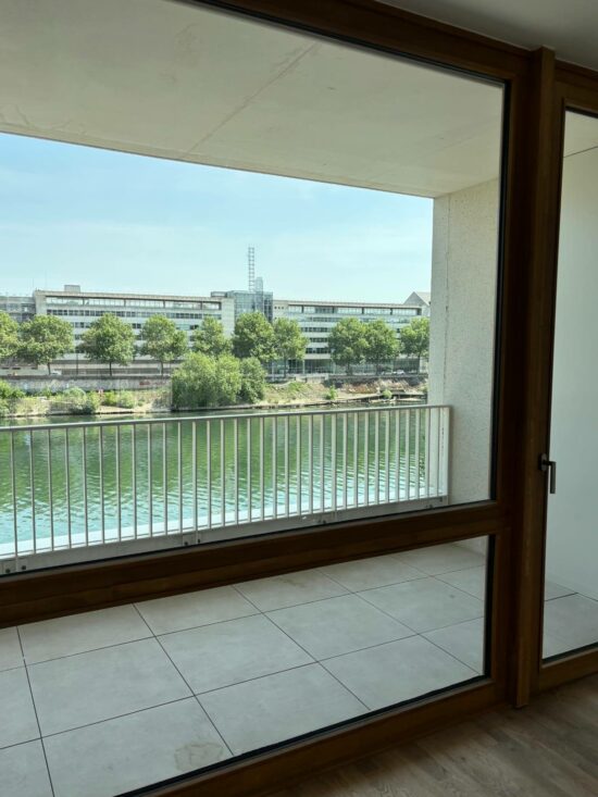 Vue de la Seine depuis une loggia du programme Hibana